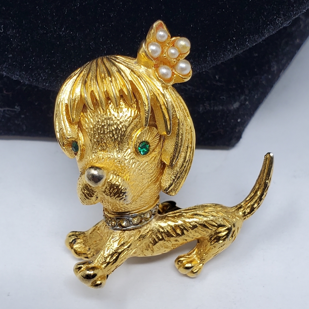 VINTAGE SAO Dog Brooch Pin Gold Tone Costume pearl Green White Rhinestones